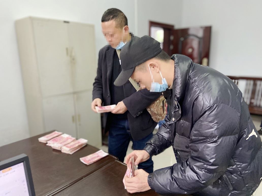 限高令让“老赖”现了身.jpg 限高令让“老赖”现了身.jpg